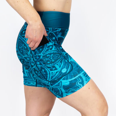 Kvinde i højtaljede mønstrede shorts. Shorts har lommer på begge sider. Meget elastiske og squat proof. 