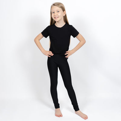 Barn i højtaljede mønstrede leggings. Meget elastiske og perfekt til leg og hverdag. Ikke gennemsigtige.