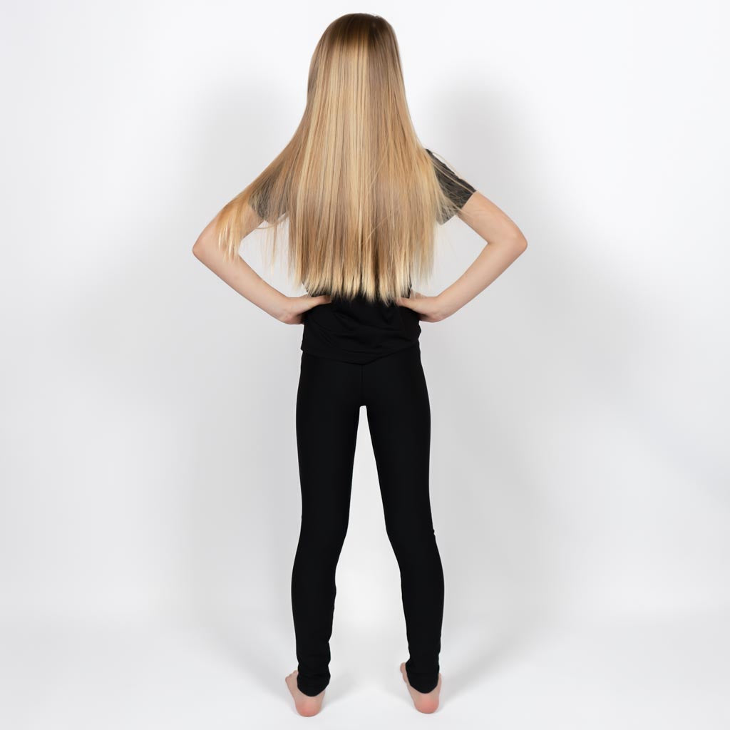 Barn i højtaljede mønstrede leggings. Meget elastiske og perfekt til leg og hverdag. Ikke gennemsigtige.
