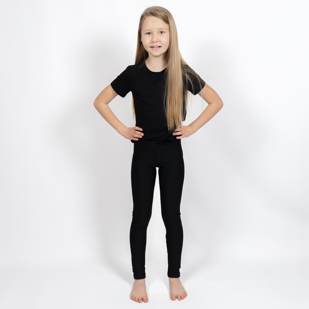 Barn i højtaljede mønstrede leggings. Meget elastiske og perfekt til leg og hverdag. Ikke gennemsigtige.