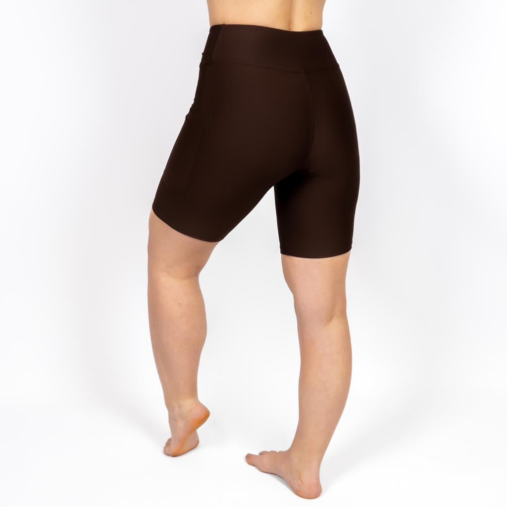 Kvinde i højtaljede ensfarvet shorts. Shorts har lommer på begge sider. Meget elastiske og squat proof. 