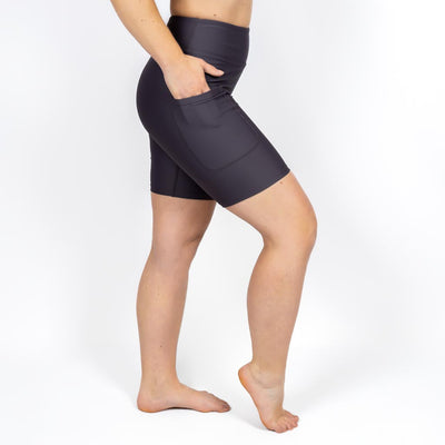 Kvinde i højtaljede ensfarvet shorts. Shorts har lommer på begge sider. Meget elastiske og squat proof. 
