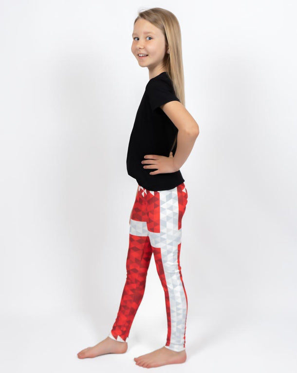 Barn i højtaljede mønstrede leggings. Meget elastiske og perfekt til leg og hverdag. Ikke gennemsigtige.