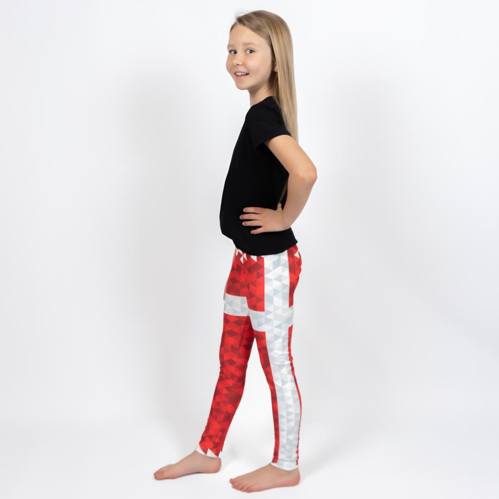 Barn i højtaljede mønstrede leggings. Meget elastiske og perfekt til leg og hverdag. Ikke gennemsigtige.