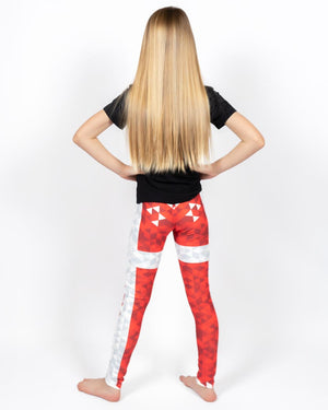 Barn i højtaljede mønstrede leggings. Meget elastiske og perfekt til leg og hverdag. Ikke gennemsigtige.