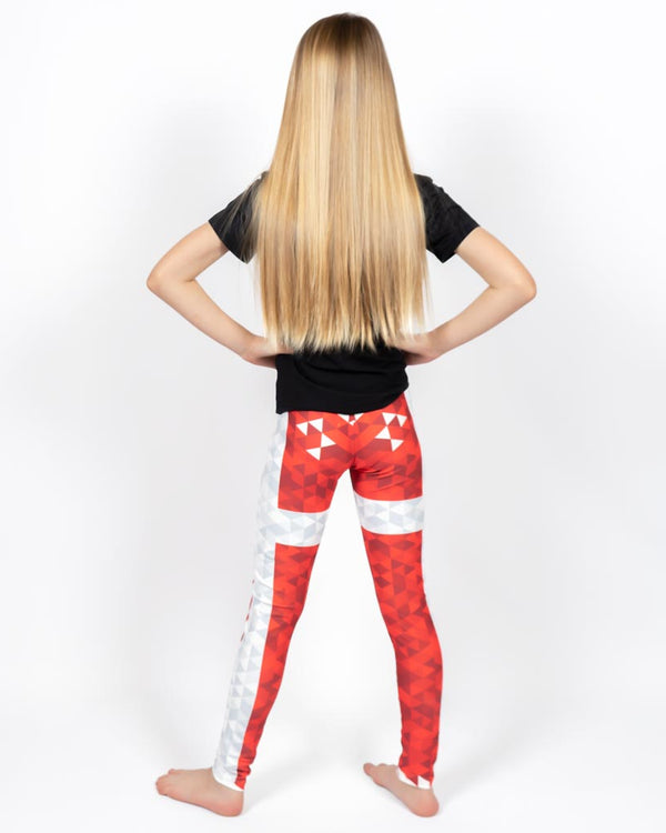 Barn i højtaljede mønstrede leggings. Meget elastiske og perfekt til leg og hverdag. Ikke gennemsigtige.