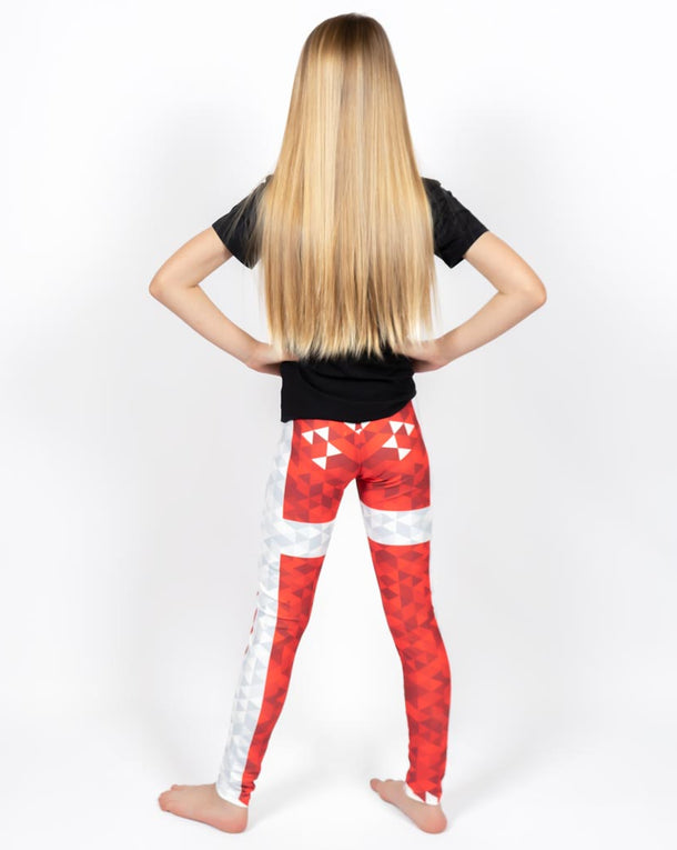 Barn i højtaljede mønstrede leggings. Meget elastiske og perfekt til leg og hverdag. Ikke gennemsigtige.