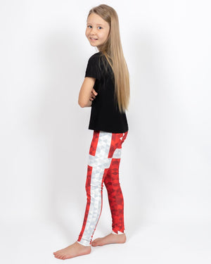 Barn i højtaljede mønstrede leggings. Meget elastiske og perfekt til leg og hverdag. Ikke gennemsigtige.