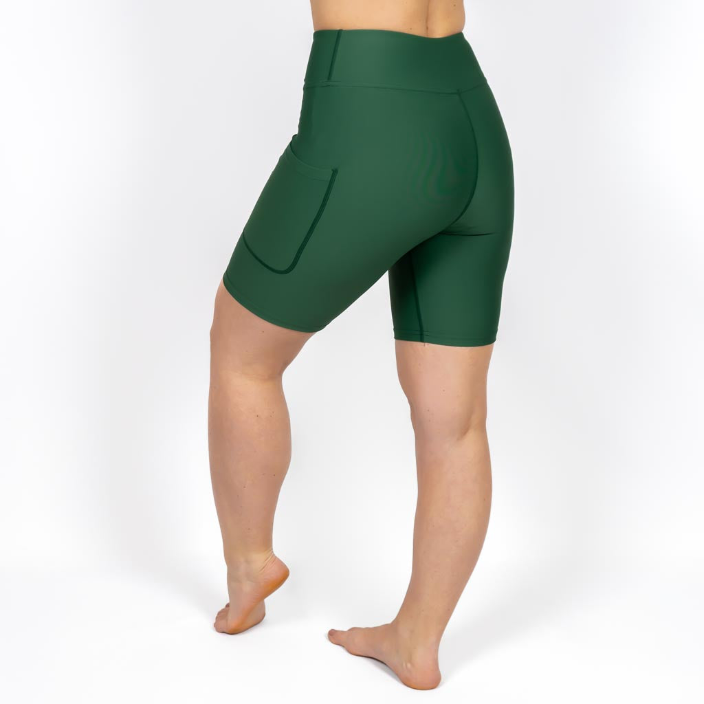 Kvinde i højtaljede ensfarvet shorts. Shorts har lommer på begge sider. Meget elastiske og squat proof. 