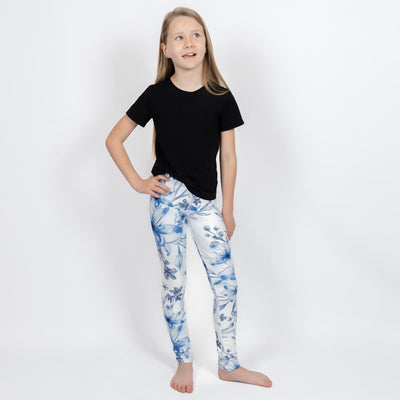 Barn i højtaljede mønstrede leggings. Meget elastiske og perfekt til leg og hverdag. Ikke gennemsigtige.