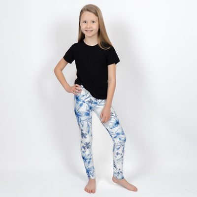 Barn i højtaljede mønstrede leggings. Meget elastiske og perfekt til leg og hverdag. Ikke gennemsigtige.