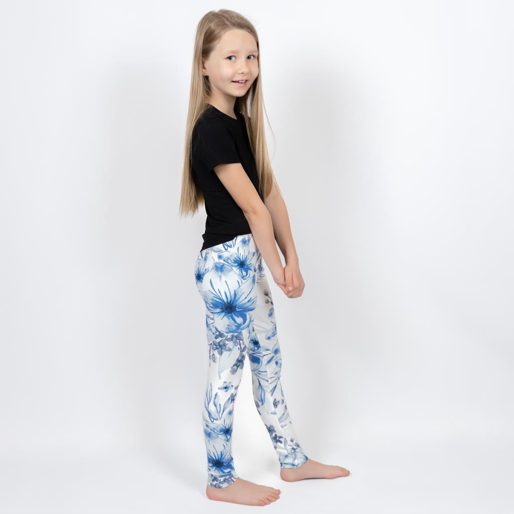 Barn i højtaljede mønstrede leggings. Meget elastiske og perfekt til leg og hverdag. Ikke gennemsigtige.
