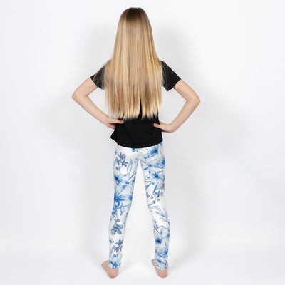 Barn i højtaljede mønstrede leggings. Meget elastiske og perfekt til leg og hverdag. Ikke gennemsigtige.