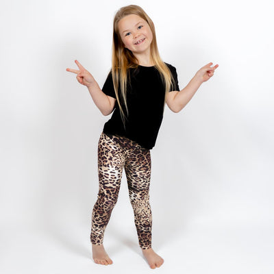 Barn i højtaljede mønstrede leggings. Meget elastiske og perfekt til leg og hverdag. Ikke gennemsigtige.