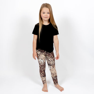 Barn i højtaljede mønstrede leggings. Meget elastiske og perfekt til leg og hverdag. Ikke gennemsigtige.