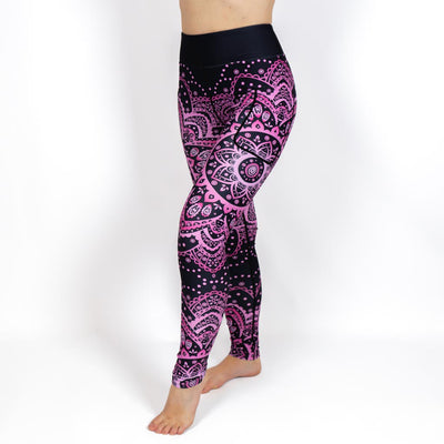Kvinde i højtaljede mønstrede leggings. Tights har lommer på begge sider. Meget elastiske og squat proof.