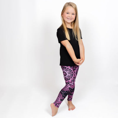 Barn i højtaljede mønstrede leggings. Meget elastiske og perfekt til leg og hverdag. Ikke gennemsigtige.