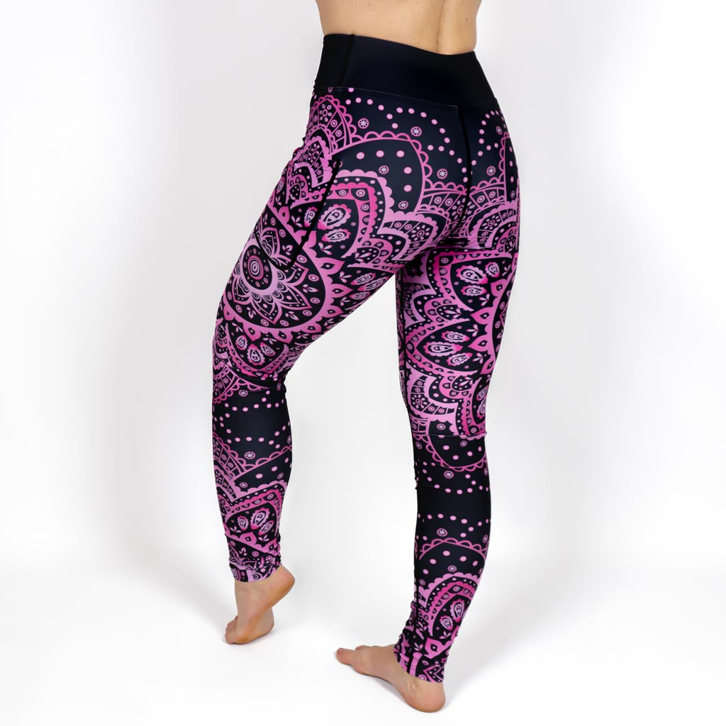 Kvinde i højtaljede mønstrede leggings. Tights har lommer på begge sider. Meget elastiske og squat proof.
