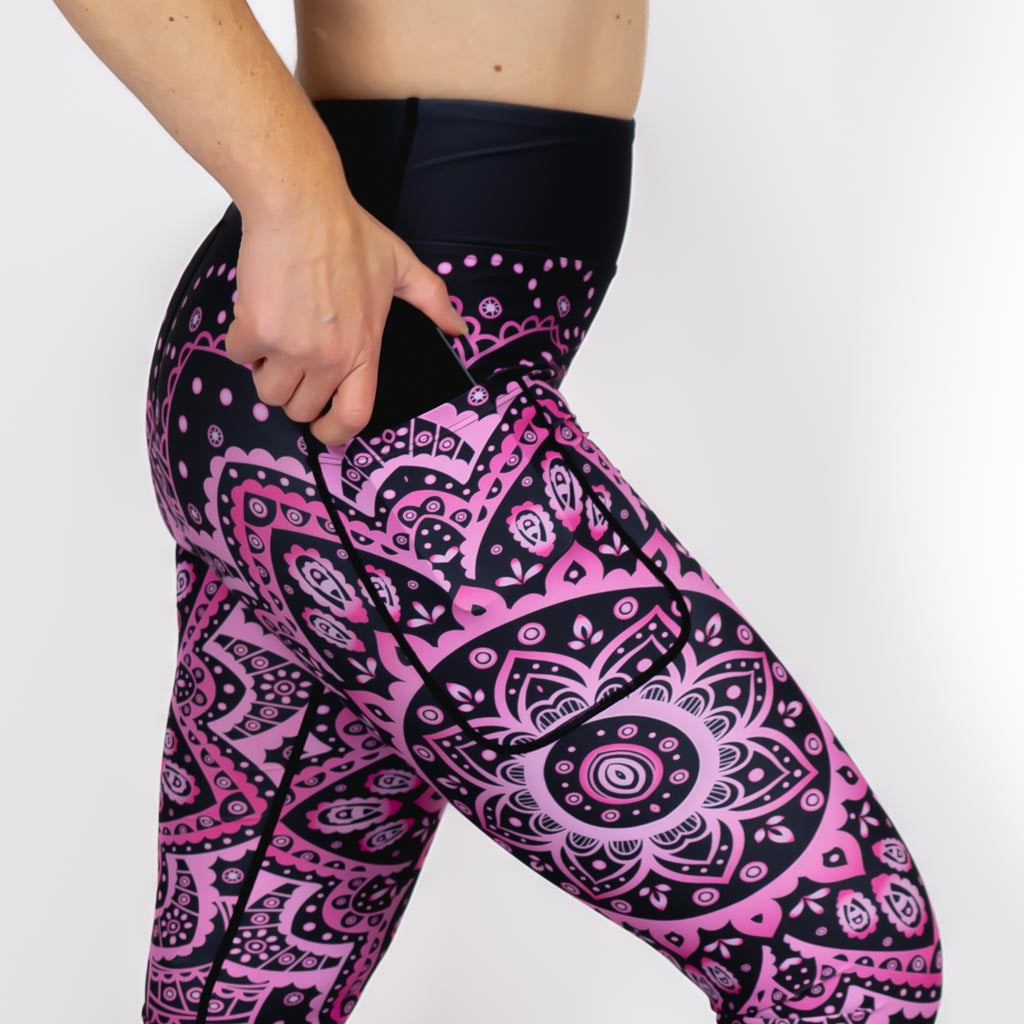 Kvinde i højtaljede mønstrede leggings. Tights har lommer på begge sider. Meget elastiske og squat proof.