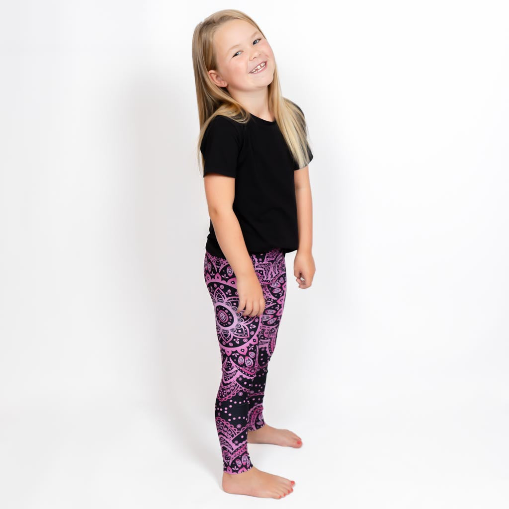 Barn i højtaljede mønstrede leggings. Meget elastiske og perfekt til leg og hverdag. Ikke gennemsigtige.