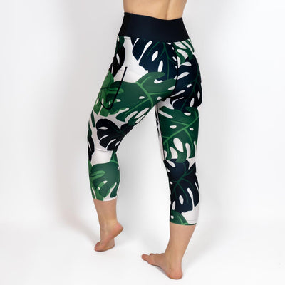 Kvinde i højtaljede mønstrede capris. Capris har lommer på begge sider. Meget elastiske og squat proof. 