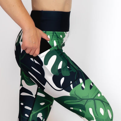 Kvinde i højtaljede mønstrede capris. Capris har lommer på begge sider. Meget elastiske og squat proof. 