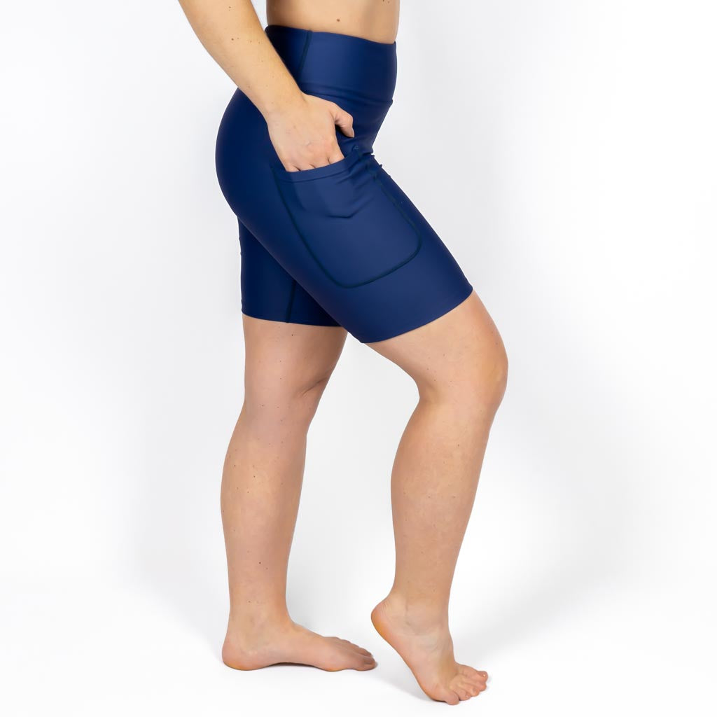 Kvinde i højtaljede ensfarvet shorts. Shorts har lommer på begge sider. Meget elastiske og squat proof. 