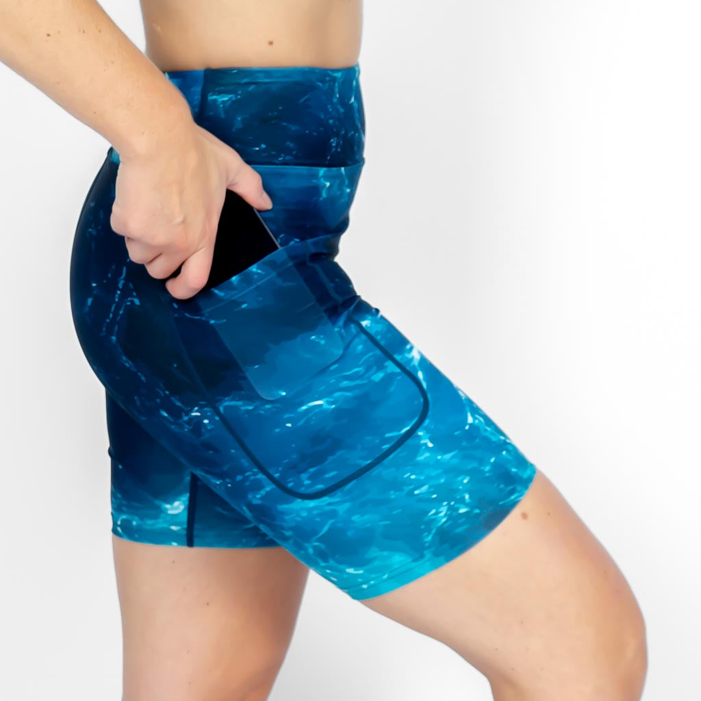 Kvinde i højtaljede mønstrede shorts. Shorts har lommer på begge sider. Meget elastiske og squat proof. 
