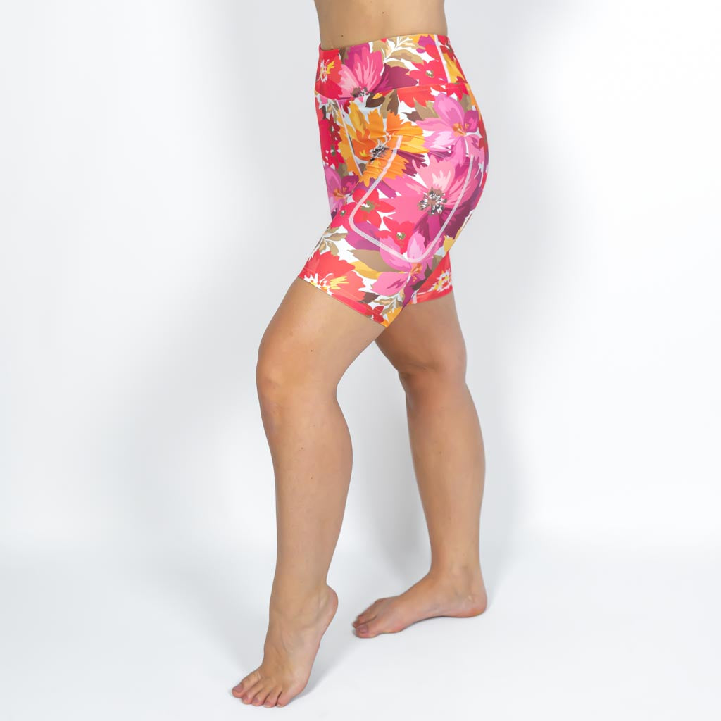 Kvinde i højtaljede mønstrede shorts. Shorts har lommer på begge sider. Meget elastiske og squat proof. 