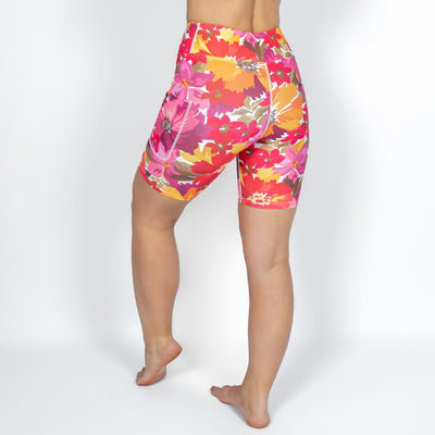 Kvinde i højtaljede mønstrede shorts. Shorts har lommer på begge sider. Meget elastiske og squat proof. 