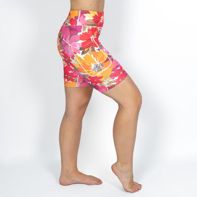 Kvinde i højtaljede mønstrede shorts. Shorts har lommer på begge sider. Meget elastiske og squat proof. 