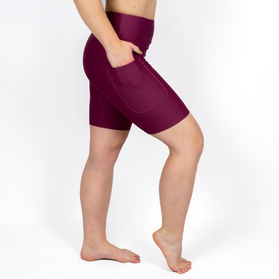 Kvinde i højtaljede ensfarvet shorts. Shorts har lommer på begge sider. Meget elastiske og squat proof. 