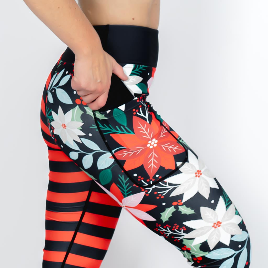 Kvinde i højtaljede mønstrede leggings. Tights har lommer på begge sider. Meget elastiske og squat proof.