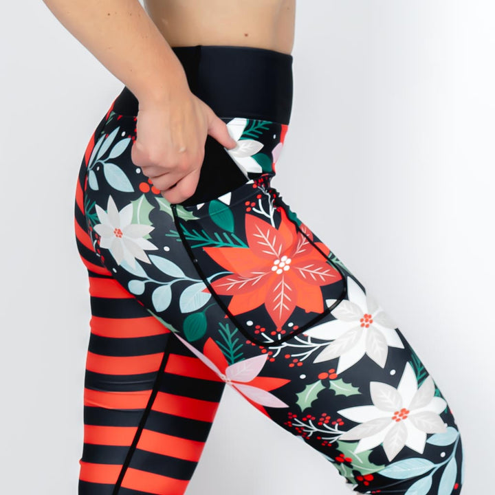 Kvinde i højtaljede mønstrede leggings. Tights har lommer på begge sider. Meget elastiske og squat proof.