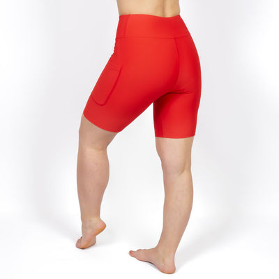 Kvinde i højtaljede ensfarvet shorts. Shorts har lommer på begge sider. Meget elastiske og squat proof. 