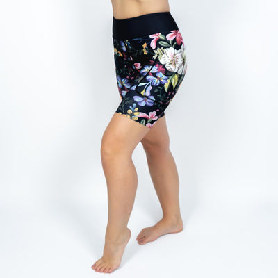 Kvinde i højtaljede mønstrede shorts. Shorts har lommer på begge sider. Meget elastiske og squat proof.