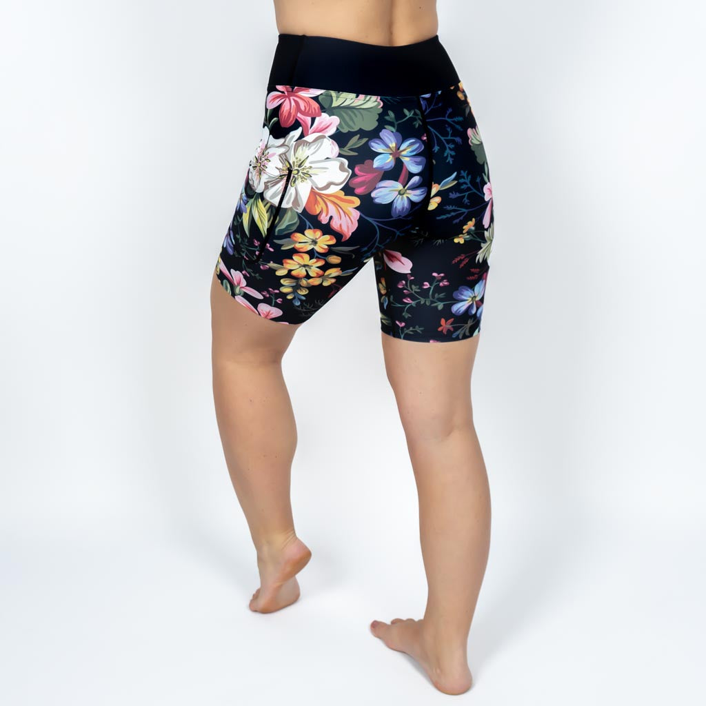 Kvinde i højtaljede mønstrede shorts. Shorts har lommer på begge sider. Meget elastiske og squat proof.