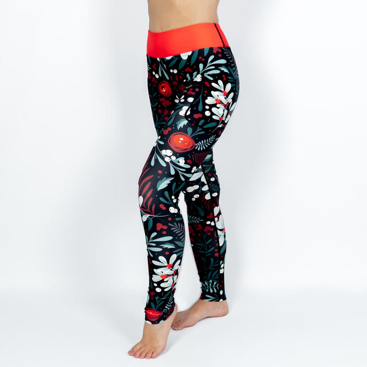 Kvinde i højtaljede mønstrede leggings. Tights har lommer på begge sider. Meget elastiske og squat proof.