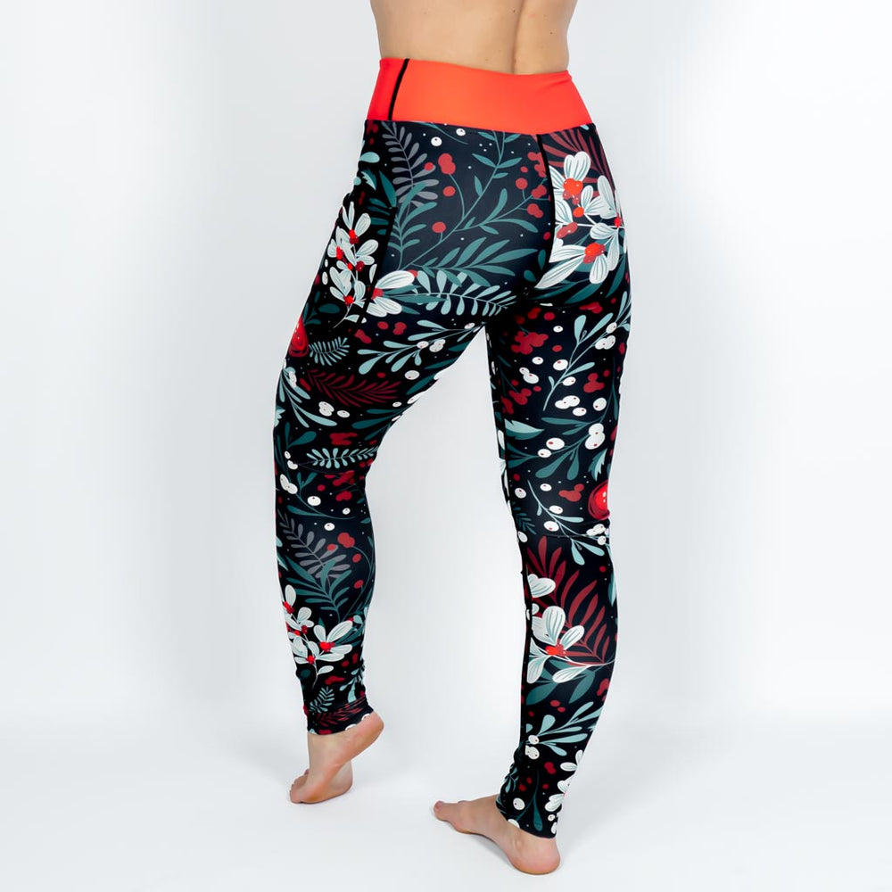 Kvinde i højtaljede mønstrede leggings. Tights har lommer på begge sider. Meget elastiske og squat proof.