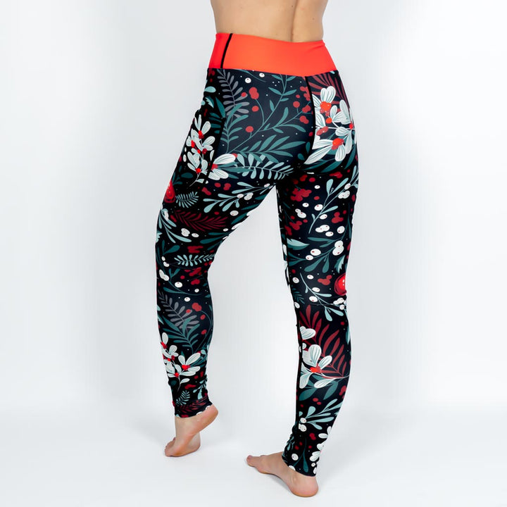 Kvinde i højtaljede mønstrede leggings. Tights har lommer på begge sider. Meget elastiske og squat proof.