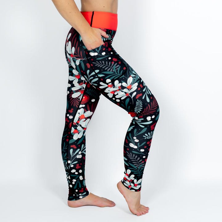 Kvinde i højtaljede mønstrede leggings. Tights har lommer på begge sider. Meget elastiske og squat proof.