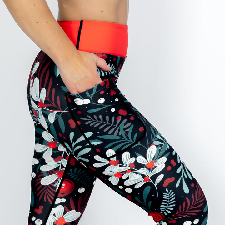 Kvinde i højtaljede mønstrede leggings. Tights har lommer på begge sider. Meget elastiske og squat proof.