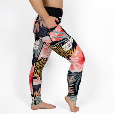 Kvinde i højtaljede mønstrede leggings. Tights har lommer på begge sider. Meget elastiske og squat proof. 