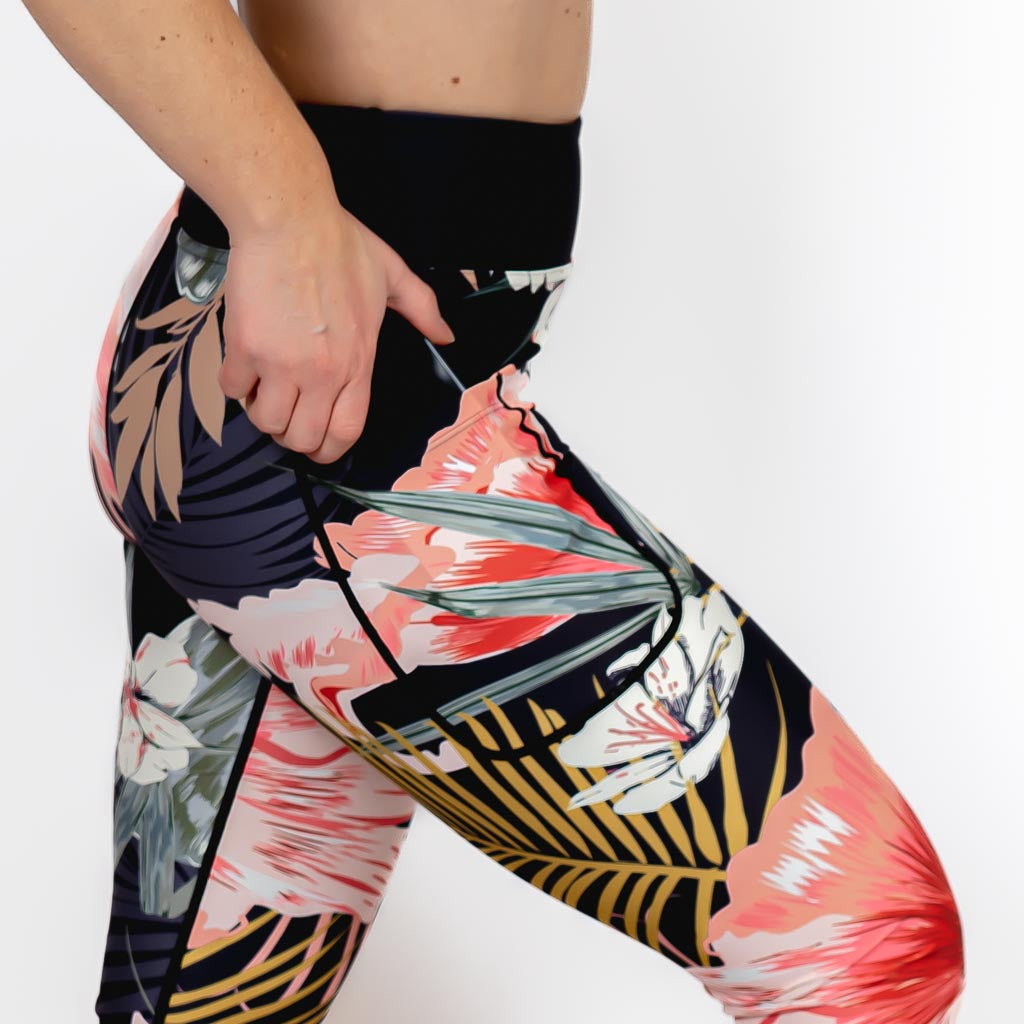 Kvinde i højtaljede mønstrede leggings. Tights har lommer på begge sider. Meget elastiske og squat proof. 