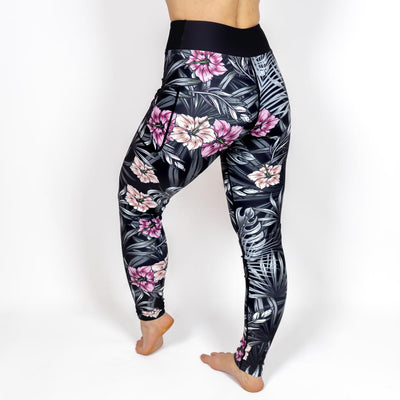 Kvinde i højtaljede mønstrede leggings. Tights har lommer på begge sider. Meget elastiske og squat proof.