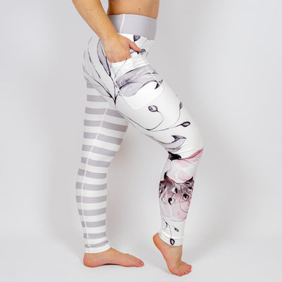 Kvinde i højtaljede mønstrede leggings. Tights har lommer på begge sider. Meget elastiske og squat proof.