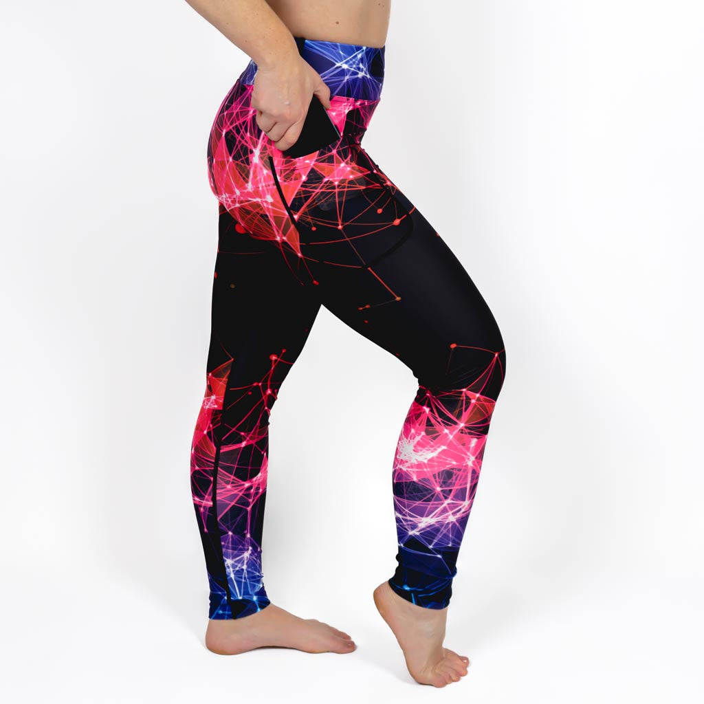Kvinde i højtaljede mønstrede leggings. Tights har lommer på begge sider. Meget elastiske og squat proof.