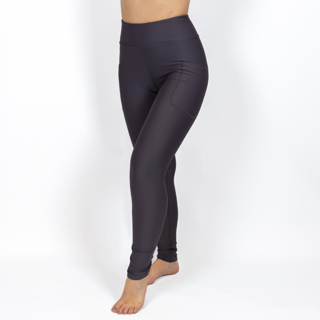 Kvinde i højtaljede ensfarvet leggings. Meget elastiske og squat proof. 