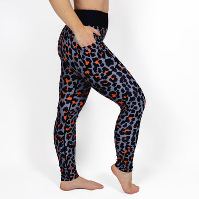 Kvinde i højtaljede mønstrede leggings. Tights har lommer på begge sider. Meget elastiske og squat proof.