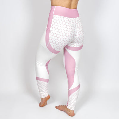 Kvinde i højtaljede mønstrede leggings. Tights har lommer på begge sider. Meget elastiske og squat proof.